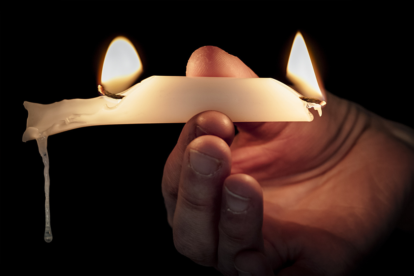 Candle Burrning i Stock 155372112