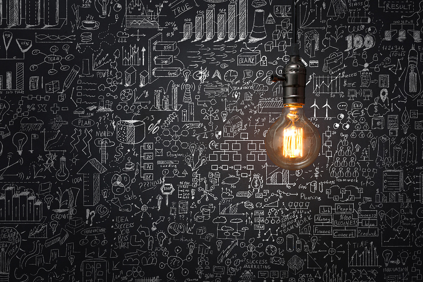 Lightbulb Blackboard i Stock 517716450