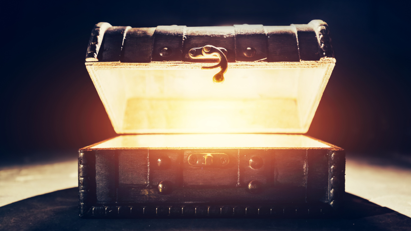 Treasure chest glow i Stock 1126694541