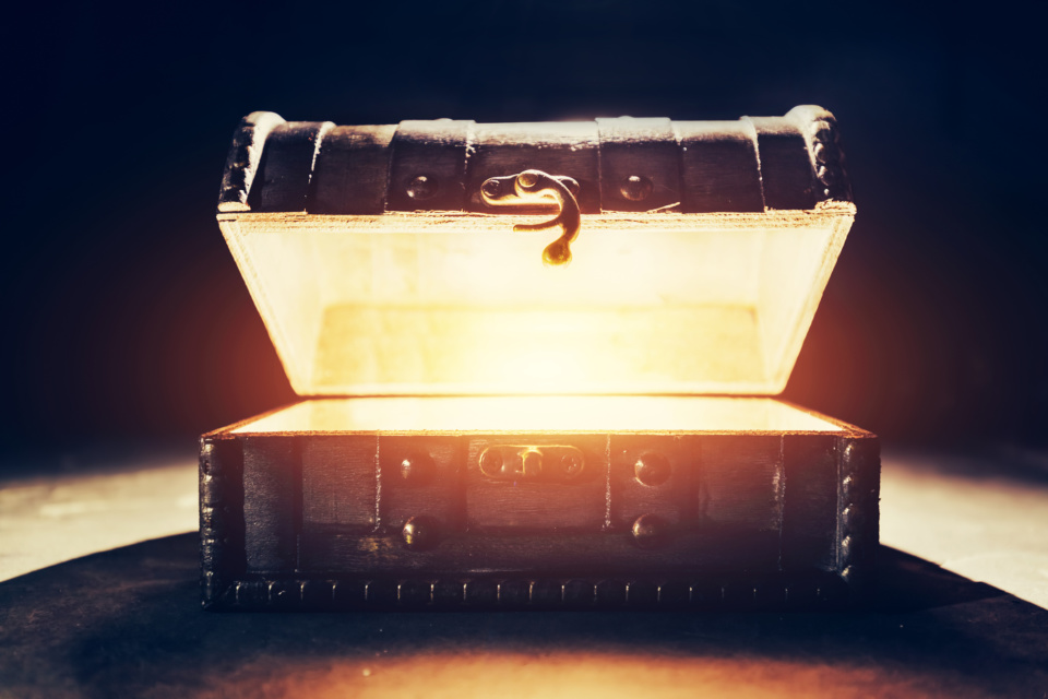 Treasure chest glow i Stock 1126694541